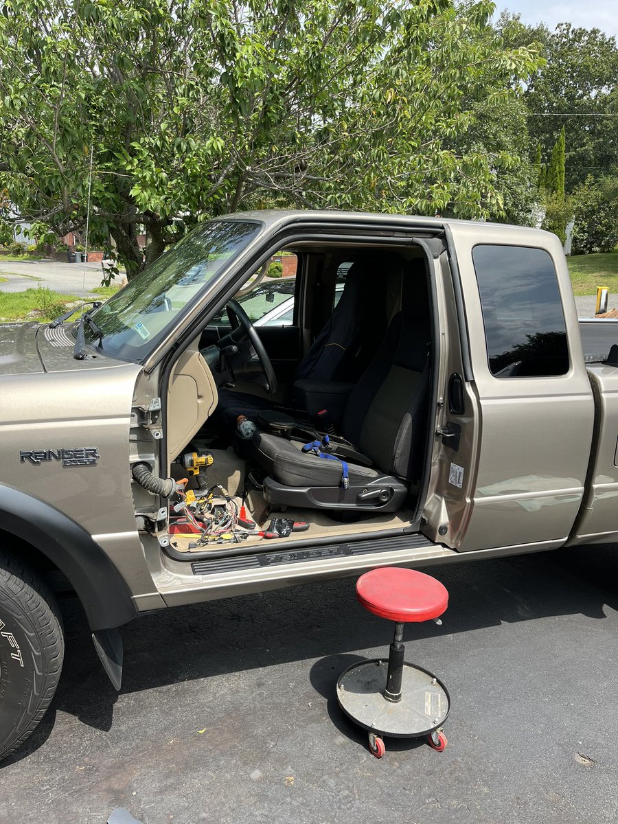 casenkyle21's tweet photo. @RGSampson @mrlevine @Ford 2004 Ranger 68k-those darn drive thru poles!! https://t.co/C9xNtmb1Sf