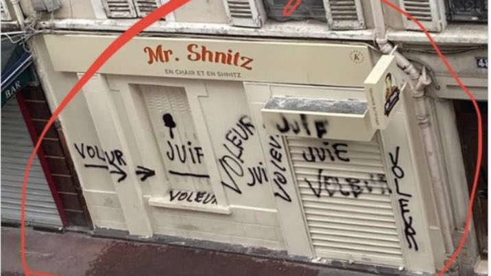 info_Paris_IDF's tweet image. 🔴 FLASH - #LevalloisPerret : La devanture d’un restaurant #casher a été recouverte de plusieurs tags antisémites. 

👉Des palissades ont été posées sur la #devanture pour cacher les inscriptions. L’auteur présumé a été interpellé. (BFM) #HautsdeSeine