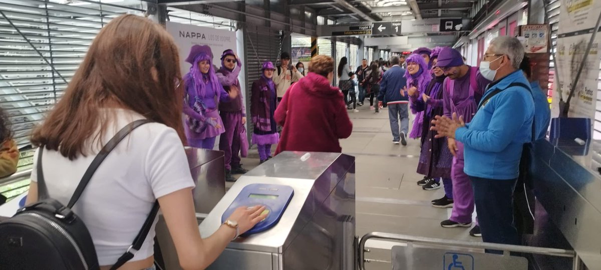 TransMilenio's tweet photo. Desde la estación Las Aguas, el #ComboVioleta 💜 recibe a cada usuario con alegría y mensajes que promueven la cultura ciudadana 😍💃🏾 #LaCulturaNosMueve https://t.co/gKt5IATm4b