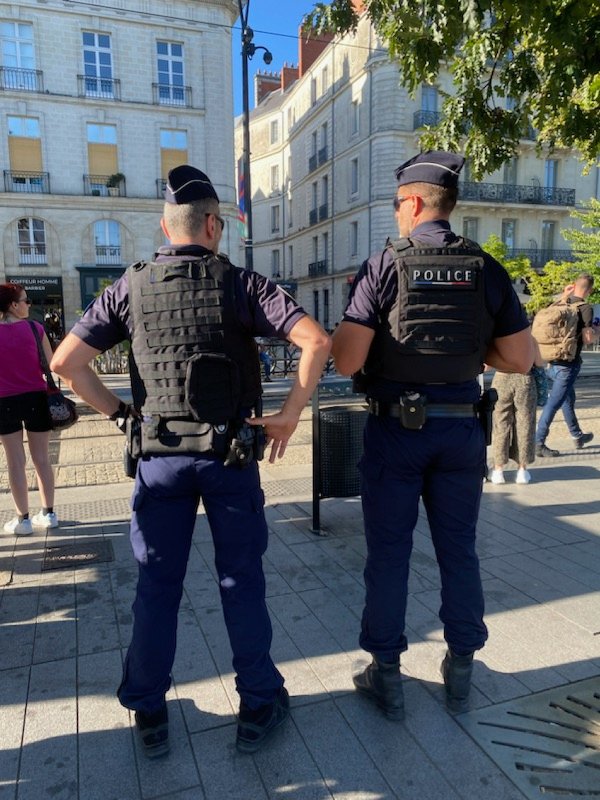 [#EspritSport] Nos policiers sont mobilisés pour vous permettre de profiter pleinement des matchs de rugby @France2023 au stade de la Beaujoire et sur les écrans dans les bars et restaurants du centre ville de #Nantes.