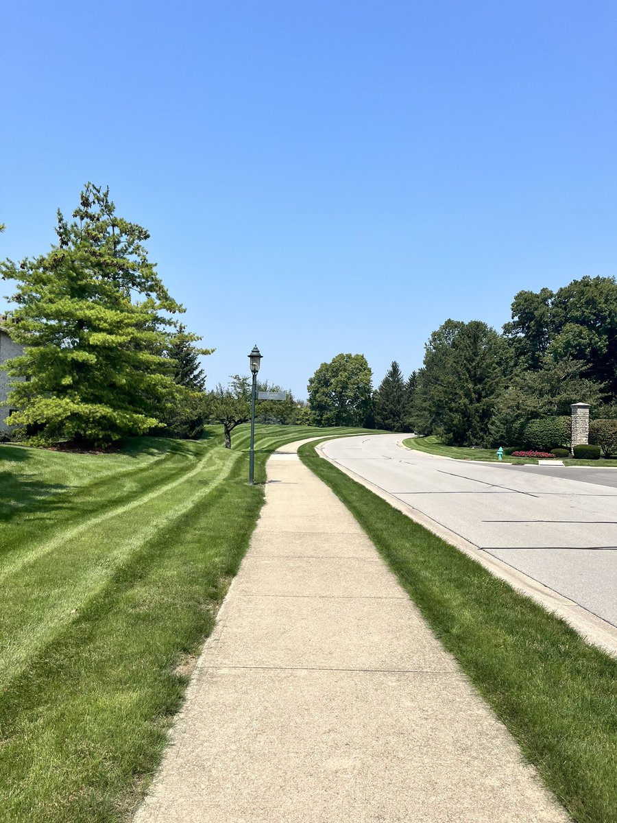 oliviazerr's tweet photo. Suburban neighborhood with multi-million dollar homes and only ~10% of the sidewalk throughout the neighborhood has shade from tree coverage. My run this morning was brutally hot 🥵 Make it make sense. https://t.co/F4lLgcKN7J