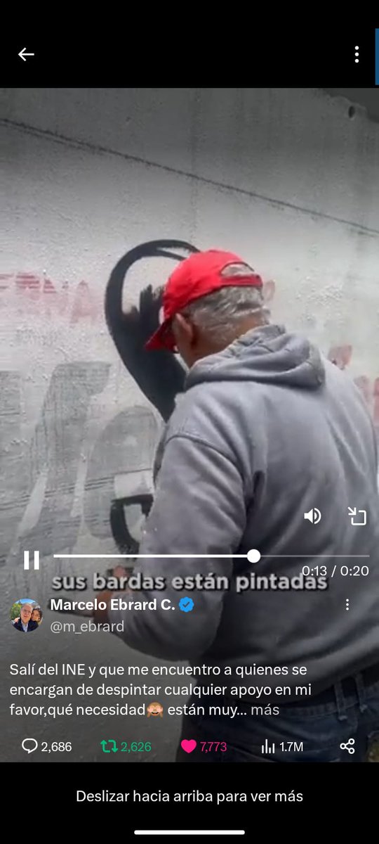 PatyMendoza2861's tweet photo. @_valdespjesus @m_ebrard @CristianMataMe2 Quiero hacer una denuncia pública, porque resulta que el personaje que está borrando la barda de Marcelo es nada menos que José Sergio Chávez Córdoba, funcionario de la Secretaria de Obras Capitalina. https://t.co/t96rPfY420