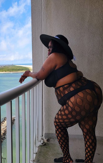 Enjoying the nice weather 🌞 https://t.co/wbsH8UOzIl