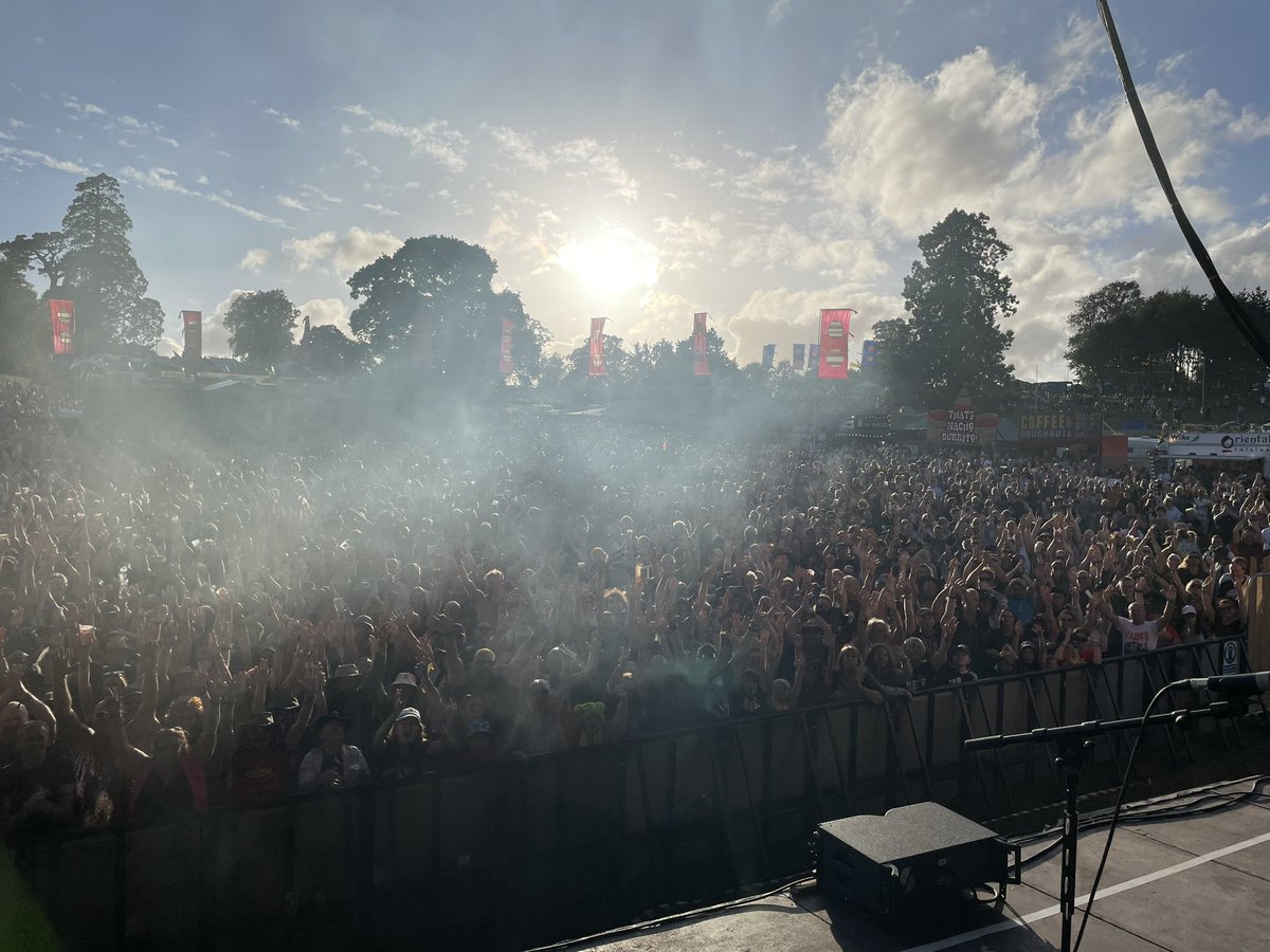 Congratulations @BDsfestival on your 20th Anniversary… Thanks for having us along to enjoy the celebration 🎉 Good vibes one and all ❤️🙌

#beautifuldays #beautifuldaysfestival #reefband #reeflive #crowdshots #reef30 #garystringer #jackbessant #amynewton #lukebullen
