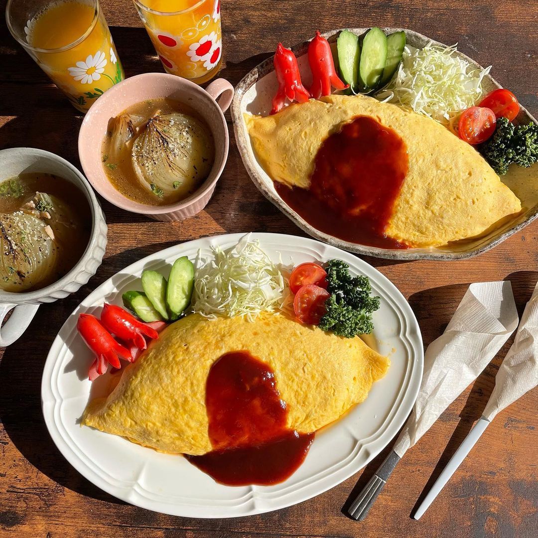 Sekali-sekali boleh lah Astrid membuatkan sarapan untuk adiknya, <a href="/pragma_tisme/">𝘡𝘢𝘧𝘳𝘢𝘯.</a> dan pula kekasihnya yang manis bagai gulali, <a href="/ldeaIisme/">𝙂𝙧𝙚𝙚𝙨𝙖.</a>.

“Nih, omurice spesial buatan Kak Astrid, lengkap sama jus jeruk.”

Ujar Astrid dengan sebuah senyuman lembut di wajahnya.