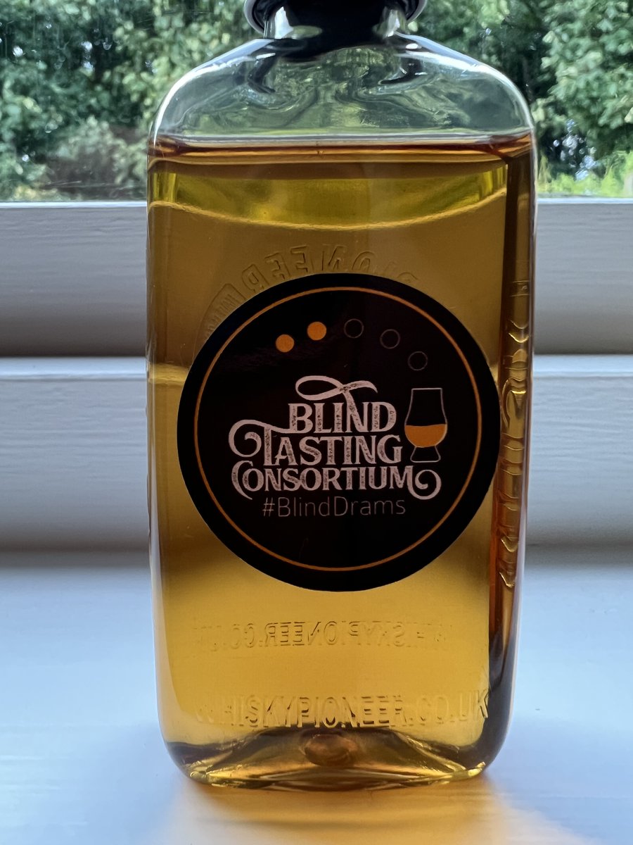 LeaskPatrick's tweet photo. 2nd dram in this evening's #BlindDrams #BTC35 with @NewDramRising
E: Burnished copper, long legs in the glass https://t.co/eNbgGmpwQG