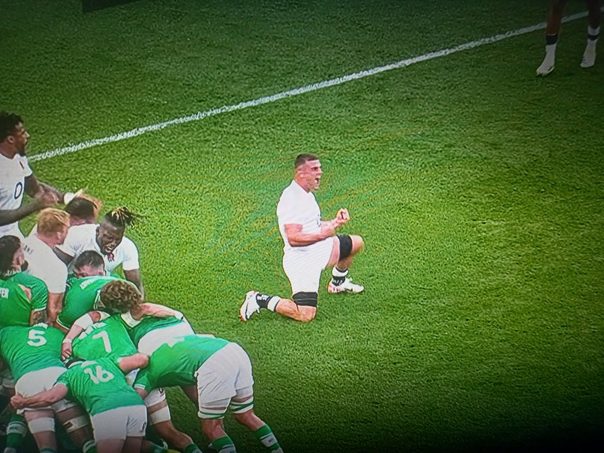 #IREvENG this is ben earle celebrating World peace....no, sorry..... just been told it was for the opposition being penalised for a dodgy throw in 🤦