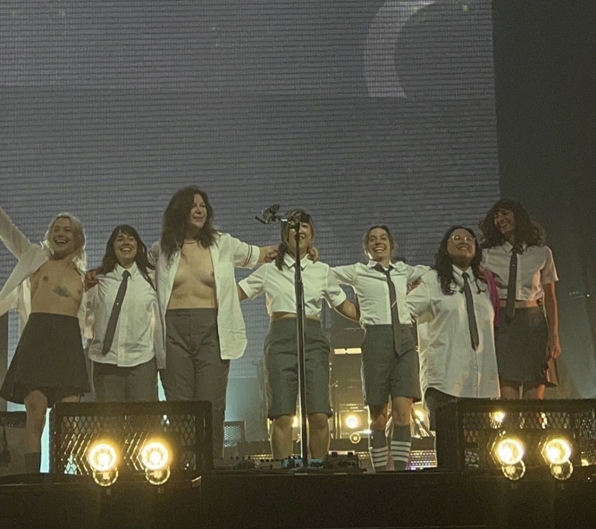 xtraitorjoex's tweet photo. I don’t think i’ll be getting over that night in Belgium. boygenius went crazy. i already have a poster of pheebs boobs on my wall so that wasn’t a surprise BUT LUCY 😍😍🥰🥰 not expected but very much needed. https://t.co/NI89ctjl0W