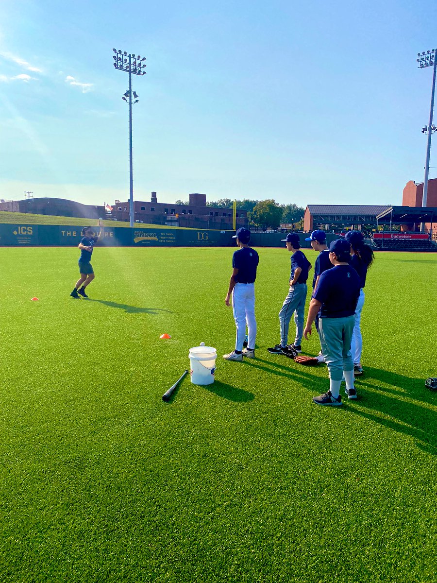 gdsbaseball2016's tweet photo. Our players got a real treat today! Huge thanks to the @gohoneyhunters for hosting us today. Truly a wonderful experience. And huge shout out to the coaches who helped attend to better our athletes. 

More great things coming from our program. #SpartanFamily

@GDSSpartans https://t.co/zlNCacyhgT