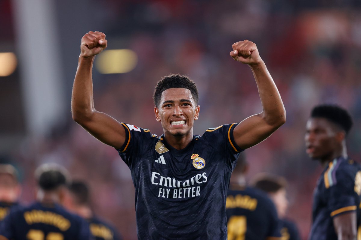 StatmanDave's tweet image. Jude Bellingham’s game by numbers vs. Almeria:

93% pass accuracy
59 touches
41 passes completed
3 key passes
2 goals
2 ground duels won
1 dribble completed
1 assist

Generational footballer. 🌟