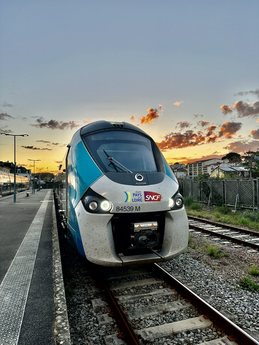 ADC_NS's tweet photo. Bonsoir, 

Je suis votre conducteur sur le TER #859234 de Pornic à Nantes. 🚅

Train de retour des plages ☀️🏖️🍹

Départ prévu à 21h30 et une arrivée prévue à 22h20. 

Bon voyage avec @TERPays2LaLoire 🙂 https://t.co/zvyKNndbCm