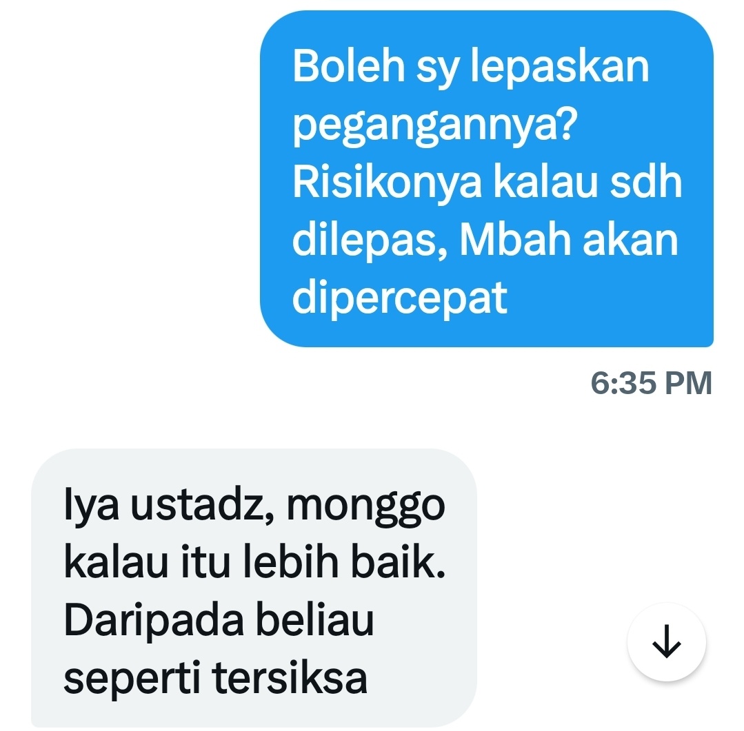 mihrabku's tweet photo. PUNYA ILMU HITAM, MATINYA SUSAH.

Untuk kesekian kalinya, saya menerima DM tentang keluarga yang dirundung sakit. Info di-DM, yang sakit punya "pegangan" ilmu hitam. Susah matinya.

+ Siapa yang bilang punya pegangan?

- "Orang pintar" yang datang menjenguk.

+ Kenapa "orang pintar" itu gak buang pegangan itu?

- Dia cuma bisa melihat Pak. Gak bisa membuang.

Itu dialog yang terjadi jika ada yang beri kabar soal anggota keluarganya yang susah mati karena ada pegangan. Benarkah? Ya bisa benar dalam satu perspektif.

- "Selasa Berkabar, Jumat Meninggal".
Pernah ada yang DM, hari Selasa. Melampirkan foto ayahnya yang sudah sebulan terbaring sakit. Gak bisa bicara. Sudah gak bisa ngomong tapi masih bisa diberi asupan sedikit-dikit. Katanya, ayahnya punya pegangan. (DM di akun lama yang disuspend).

Saya cek fotonya dan memang punya "pegangan" dan saya bilang insya Allah, Jumat dijemput malaikat.

Saya sarankan seluruh keluarganya baca surat Jin dan hari Rabu malam, keluarganya membaca surat Jin. Esoknya, Kamis, dari tubuh ayahnya, keluar bau bacin, yang amat menyengat dan tiba-tiba saja, bisa bicara. Jumat pagi, meninggal.

Kemarin ada DM, kasusnya sama. Lagi dan lagi, kata "orang pintar" ada pegangan dan saya pun bilang kenapa "orang pintar" itu gak melepaskan. Jawabannya sama, gak bisa. Saya sarankan keluarganya baca surat Jin dan saya pun membaca.

Dan saya ijin melepaskan pegangannya dengan risiko, cepat dipanggil Allah. Akhirnya diijinkan dan kejadian, selang beberapa jam (kisaran lima jam), meninggal.

- "Benarkah Susah Mati Kalau Ada Pegangan?"
Dari satu perspektif orang yang punya pegangan, jimat dan barang-barang ghaib, memang susah jelang kematiannya. Kenapa? 

Begini. Orang yang punya  "pegangan" itu punya perjanjian dengan iblis atau jin. Jelang kematiannya jin tak mau si pelaku punya kesempatan bertaubat atau akan mati dalam keadaan husnul khatimah. Iblis sesuai dengan karakternya, tak memberi kesempatan dan ingin orang itu mati dalam keadaan su'ul khatimah.

Ada orang yang memberi anjuran diadakan ritual jelang meninggal agar dipermudah proses kematiannya, jelas salah. Ini cara keliru. Cara yang benar dirukyah dengan membacakan ayat-ayat Alquran dan kalau ada tetangga yang pernah disakiti atau tetangga yang punya dendam, mintakan maaf.

Ada juga pendapat, susahnya orang yang punya "pegangan" karena dia ingin mencari penerus, siapa yang bisa melanjutkan "pegangannya" dan inipun atas perjanjian dengan iblis, jin. Proses seperti ini sering disebut adanya "Jin Nasab". Jin yang diturunkan ke penerusnya, salah satu anggota keluarga. Dalam perspektir Islam, anggapan "Jin Nasab" bisa dibantah, bisa dimentahkan.

Sahabat, jangan neko-neko dalam melakoni hidup. Boleh punya pegangan atau ilmu tapi pegangan dan ilmu itu harus bersandar pada Alquran. Ilmu-ilmu Allah itu Maha Luas dan bisa digali dalam Alquranul karim. Perbanyak baca Quran dan pelajari ayat-ayat Alquran, insya Allah akan diberi ketentraman lahir batin. Aamiin.