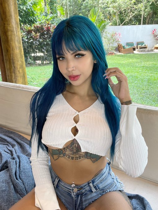 let me be your blue girl 💦 https://t.co/vlFr0GoRVG