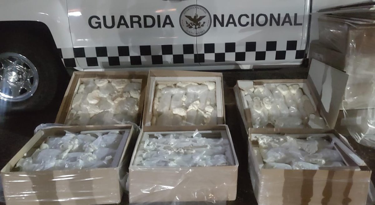 GN_MEXICO_'s tweet photo. En #Sinaloa, la #GuardiaNacional, con apoyo de binomios caninos, aseguró 171 paquetes con aparente droga sintética crystal, ocultos en un doble fondo de cajas de cartón que transportaban plafones. Los hechos se registraron en una empresa de mensajería en el municipio de Culiacán. https://t.co/sewYgGqpoo