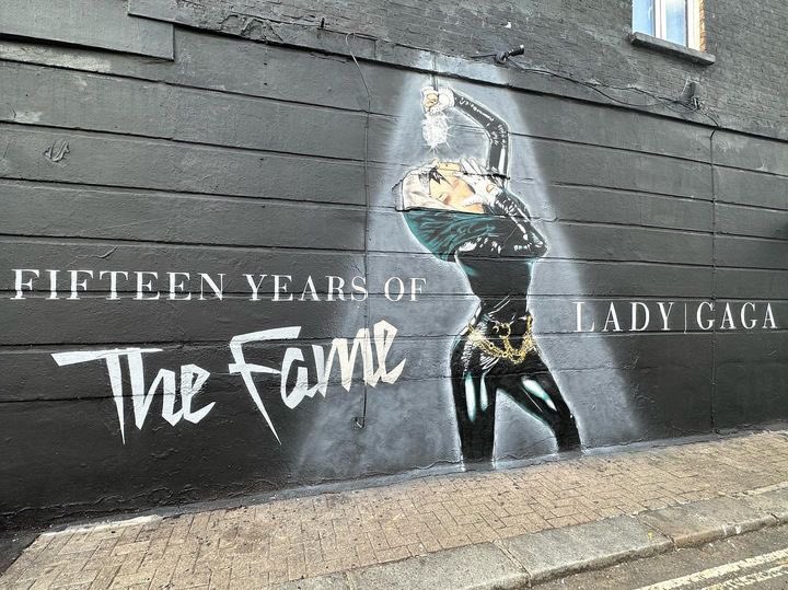 ladygaganownet's tweet photo. Another mural to celebrate the 15th anniversary of Lady Gaga’s “The Fame” has been unveiled in Camden Market, London 🇬🇧 https://t.co/IPshLCqpWr