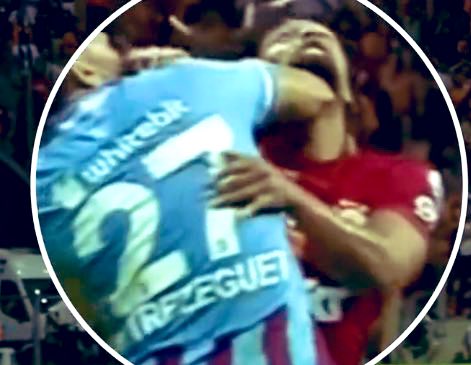 Trezeguet'in Boey’e dirsek attığı pozisyonda Atilla Karaoğlan ve VAR Alper Ulusoy Penaltı vermedi ! 

Galatasaray’ın hakları yemeye DEVAM ! 🤬

Galatasaray - Trabzonspor #GSvTS