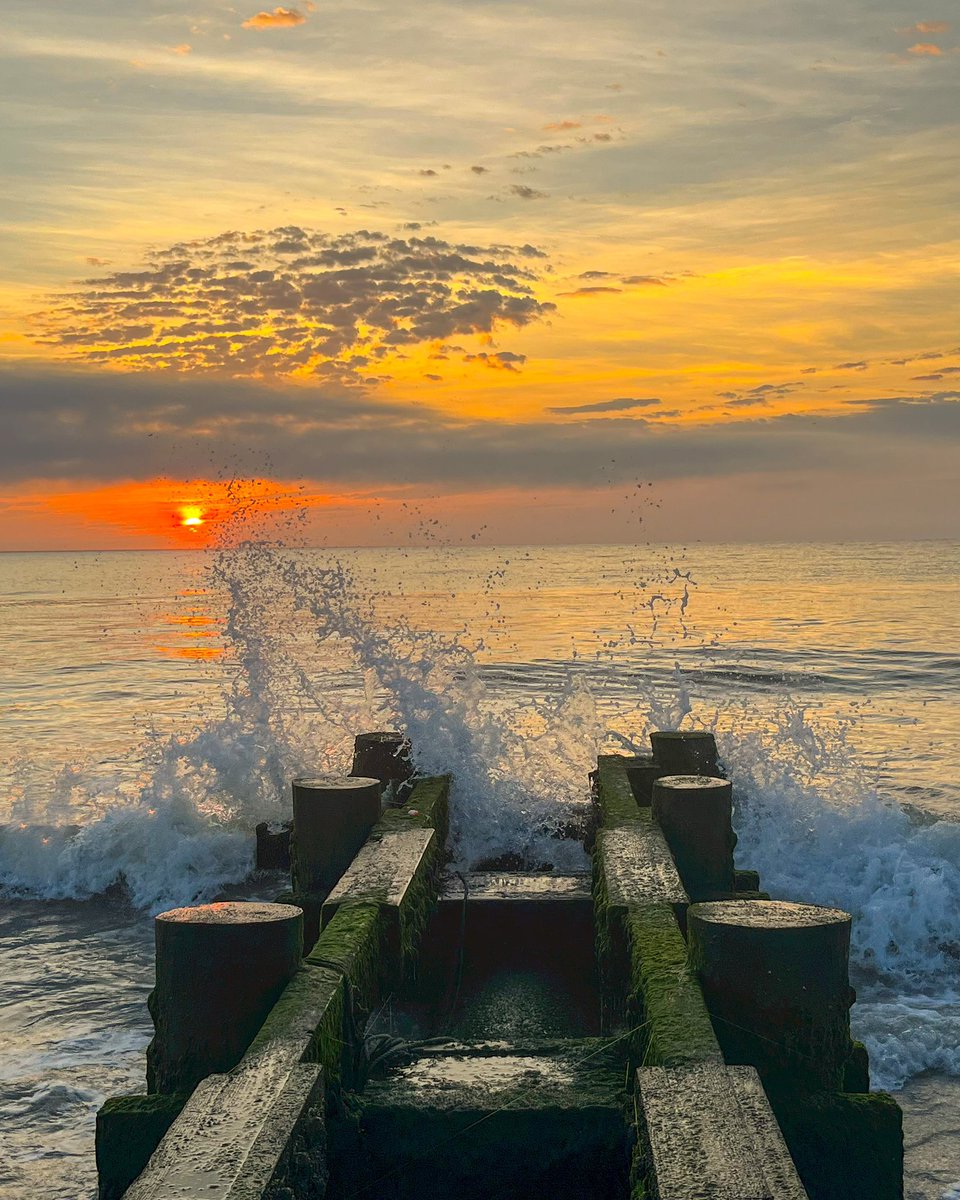 Some things are worth getting up early for 🌅 #sunrise #beachsunrise  #rehobothbeach #myhappyplace