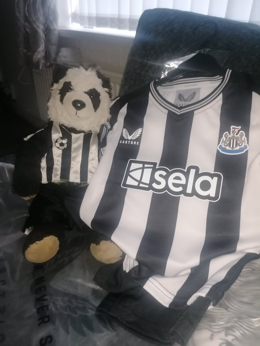 BabyPanda99's tweet photo. Dear Santa

I know it's only August but if you are reading this....

I would like one of these in my size

(small bear)

Thank you

BP 🐼

#NUFC #castore https://t.co/LWXJsDuxlT
