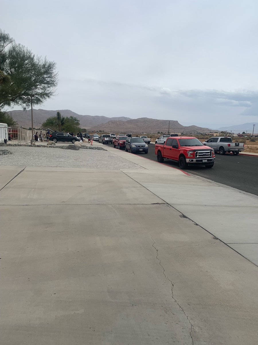 AVFPD's tweet image. #AVFPD is currently getting low again on sandbags based on the demands. Please be patient with us and the staff.