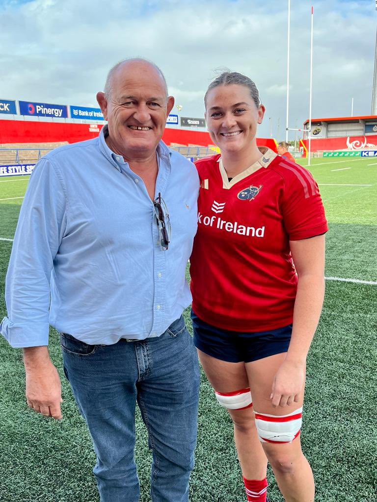 And another 😄

Peter Clohessy with his daughter Jane who helped Munster to a 46-7 win over Connacht in the Women’s Interpros in Musgrave Park this afternoon 🤩

#SUAF 🔴