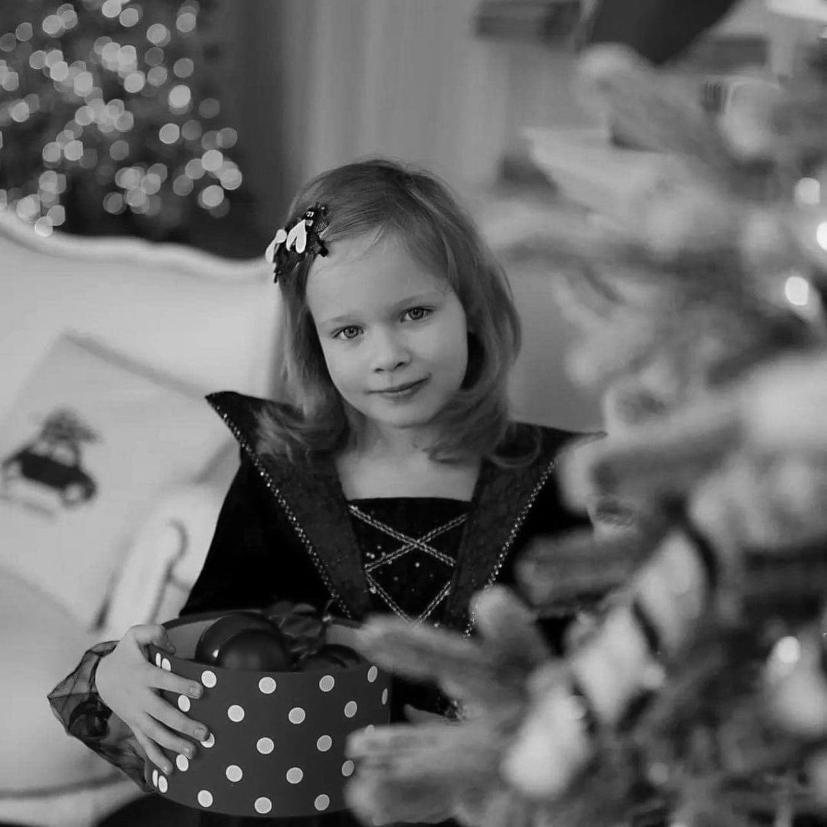 Her name is Sofia. She will forever be 6 years old. Today she was killed by a Russian missile in #Chernihiv.

Her father is defending Ukraine on the frontlines, and her mother is now at the hospital due to injuries.

Rest in peace, little angel 🕯️