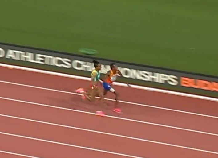 Sifan Hassan begint de laatste 100 meter strak in baan 1 en schuift 70 meter later bijna baan 3 in. Waarom wijkt ze zo uit? #WKatletiek