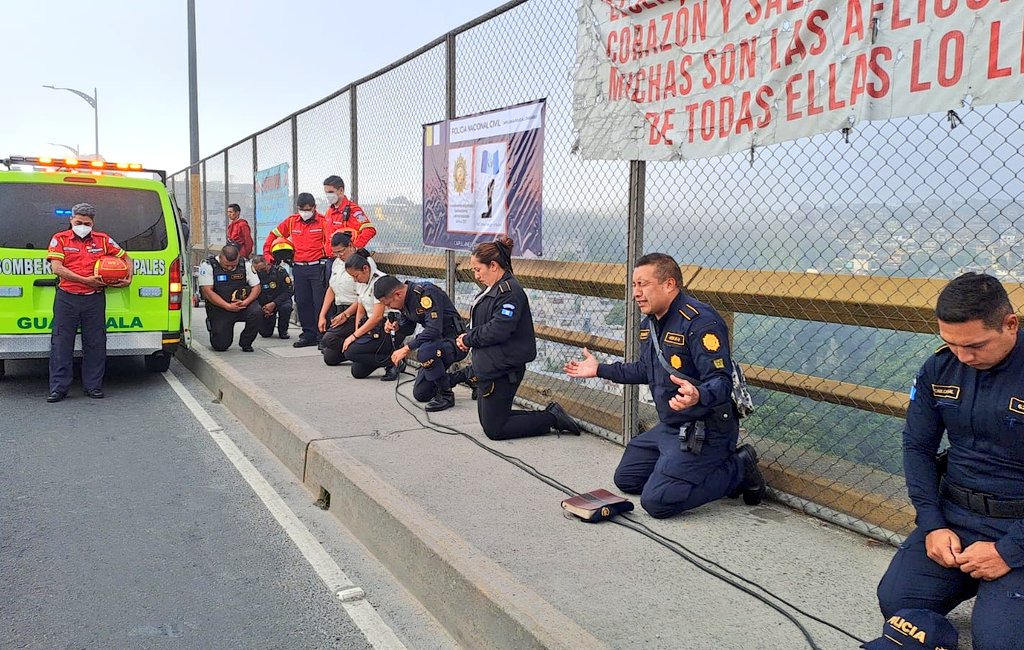 vichoguate's tweet photo. Personal de la PNC, Bomberos Municipales y PMT, oraron e instalaron una manta en el Puente El Incienso, lugar donde numerosas personas se han quitado la vida.

Además elementos de infraestructura de la PNC, repararon la malla metálica, informó el Ministerio de Gobernación. https://t.co/ihj7slzGKk