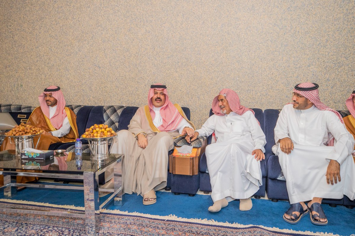 emara_hail's tweet photo. سمو #أمير_منطقة_حائل وسمو #نائب_أمير_منطقة_حائل يعزيان أسرة آل علي في وفاة فقيدهم بندر بن ممدوح بن سليمان آل علي -رحمه الله- جاء ذلك في زيارة عزاء لسموهما إلى منزل أسرة الفقيد سائلين المولى القدير بأن يتغمده الله بواسع رحمته وأن يسكنه فسيح جناته وأن يلهم الجميع الصبر والسلوان. https://t.co/ySv5Bfon4i