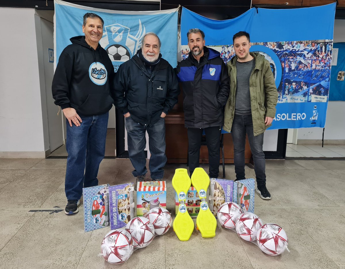 LocosxTemperley's tweet photo. 🤝 JUNTOS POR L@S NIÑ@S!!!

🙌 La @PRR_LDZ y LocosxTemperley se unieron para donar juguetes para el gran evento que está organizando @TemperleyOK a través del Departamento de Deportes Amateurs para el lunes 21/8 en el club.

🎁 Hernán Bosotina los recibió de mano de los integrantes de la Peña y el equipo de LxT.

🫶 Todos juntos por Temperley!!!