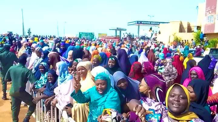 Nath_Yamb's tweet photo. 🇳🇪🇫🇷 Today, in front of the French military base in Niamey, hundreds and hundreds of women have protested, demanding the departure of the French occupying army from Niger #FranceOut #FranceDégage https://t.co/bNXXeCNyCn