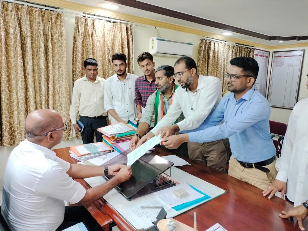 TurakAdnan's tweet photo. Given Memorandum with to DEO Vadodara regarding issue of National Scholarship Portal i.e Minority Scholarship.
It was n fruitful conversation with DEO sir regarding the problems faced by Students Parents.@RahulGandhi @mumtazpatels @srinivasiyc @IYCGujarat @abhayjotva @maksudmirza https://t.co/Y7O6V8WCxz