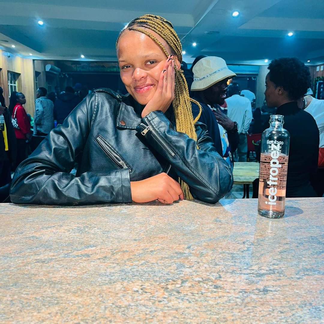 Zweli_Thixo's tweet photo. Her name is 'Fentse' Melrose. P Mahlangu, allegedly, earlier on, she went live on facebook talking about some guy. Around 8 pm, her account was seen to be getting controlled by someone else who posted videos showing Fentse getting forced to take her clothes off and jump off a cliff. Family and friends don't know her whereabouts.
