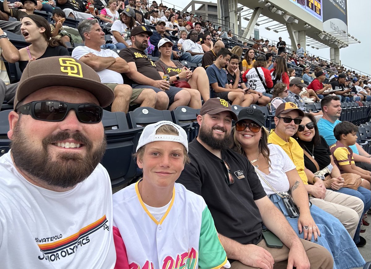 ericjesperson's tweet photo. Saturday night with the Padres! #BRINGtheGOLD https://t.co/OxEtgn5jf9