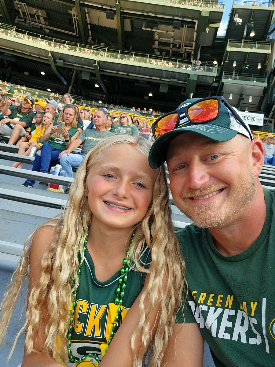 Streckstephanie's tweet photo. #getloudlambeau https://t.co/6Av6Ufsy9s
