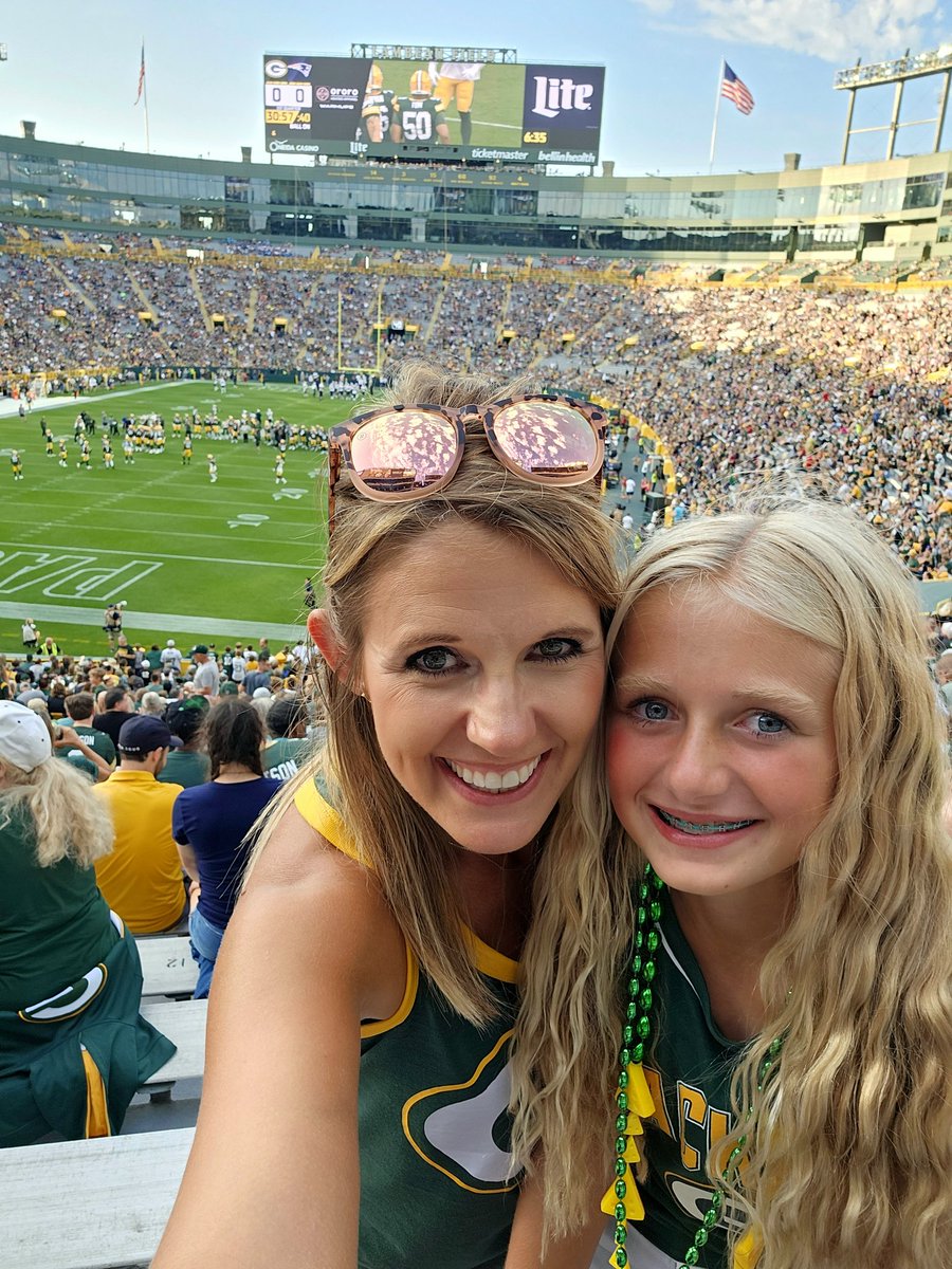 Streckstephanie's tweet photo. #getloudlambeau https://t.co/uu7Pv1rSZI