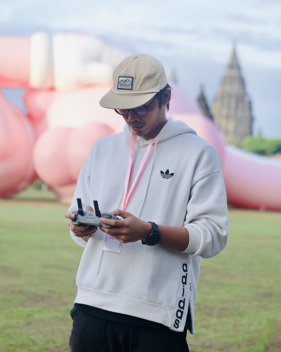 joeadimara_'s tweet photo. The 10th rendition of KAWS:HOLIDAY has finally arrived!

KAWS:HOLIDAY INDONESIA
19 - 31 Aug 2023
Prambanan Temple Park Complex

Opening Hours:
8am - 5pm
@KAWS @ARR.AllRightsReserved @DDTStore @akg.entertainment
#KAWS #KAWSHOLIDAY #AllRightsReserved #DDTStore #AKGEntertainment https://t.co/jFzrph0p8B