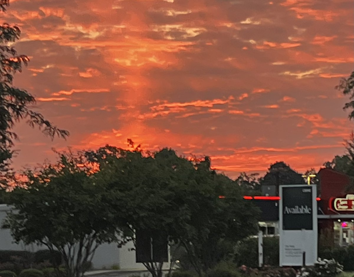 4krills's tweet photo. Is this a sun dog? @MarcWeinbergWX 

Beautiful sunset tonight! https://t.co/XzlgLFfPNJ