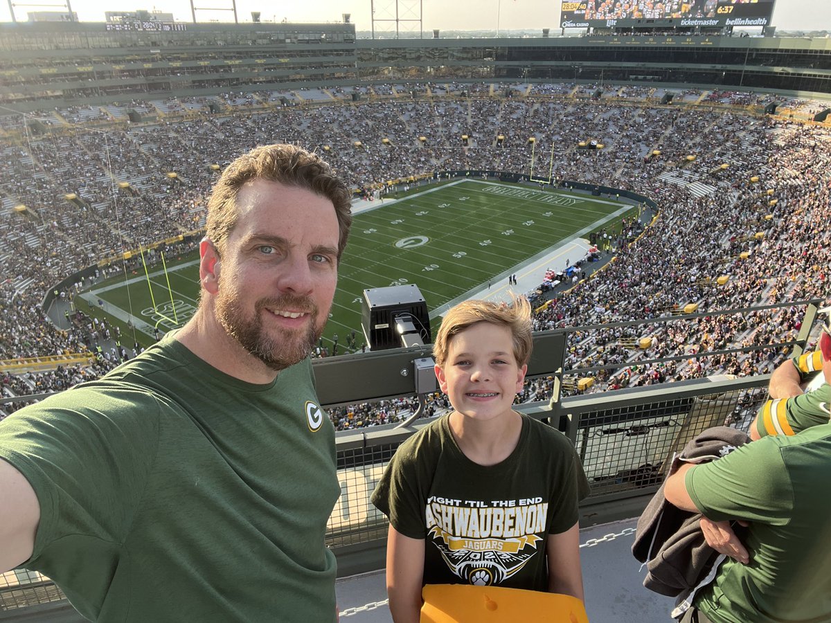 mike_mader's tweet photo. #getloudlambeau https://t.co/FiB425NlBn