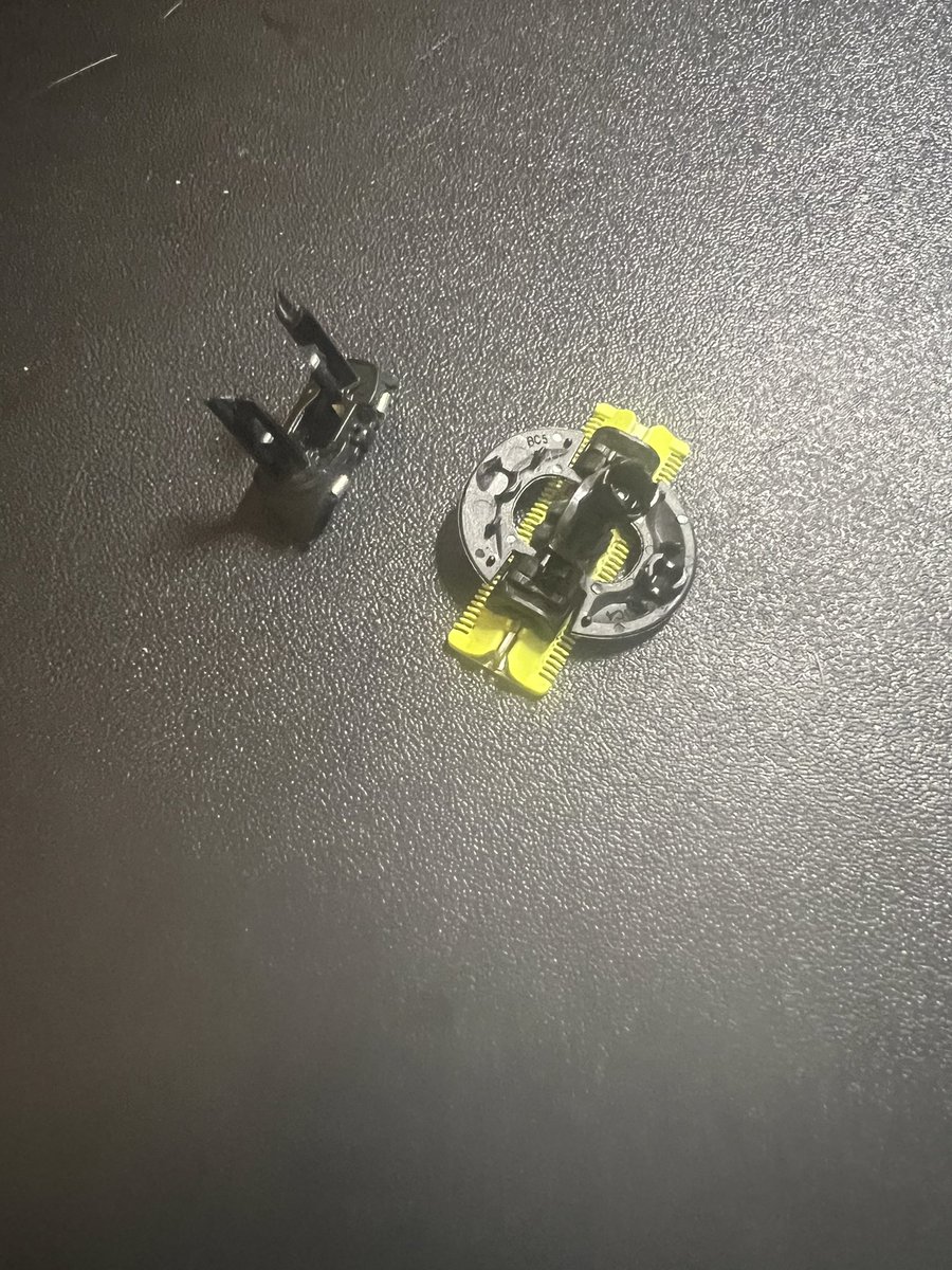 Carl_Tyrrell's tweet photo. @PhilipsCare got my new #oneblade yesterday used once and now looks like this https://t.co/PvoxUU8GpJ