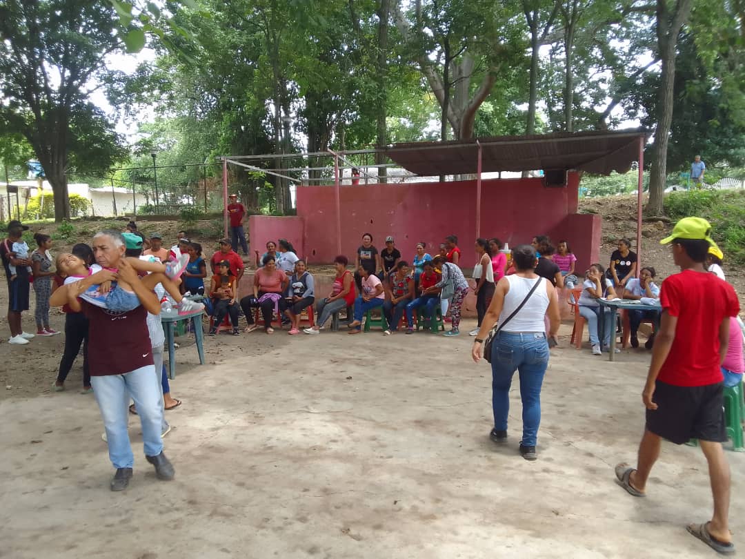 #VenezuelaEsAfirmativa  En  la Comunidad La Vega del Municipio Urdaneta Parroquia Moroturo se llevó a cabo  Punto Patria;  atendiendo  a 359 personas desde el MSV;  gracias a las Políticas de protección Social de <a href="/NicolasMaduro/">Nicolás Maduro</a> <a href="/HAMADCHAER/">HAMAD AL CHAER PSUV</a> <a href="/AdolfoP_Oficial/">Adolfo Pereira Gobernador</a>
