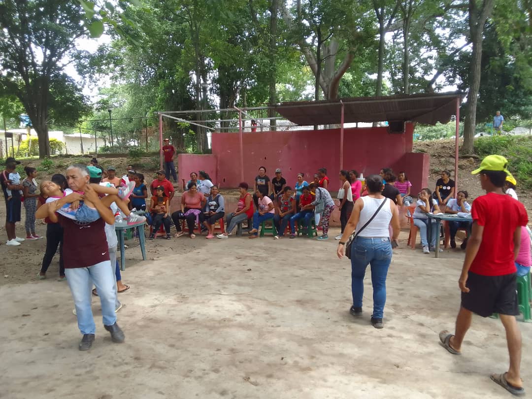 #VenezuelaEsAfirmativa En la Comunidad La Vega del Municipio Urdaneta Parroquia Moroturo se llevó a cabo Punto Patria; atendiendo a 359 personas desde el MSV; gracias a las Políticas de protección Social de @NicolasMaduro @HAMADCHAER @AdolfoP_Oficial