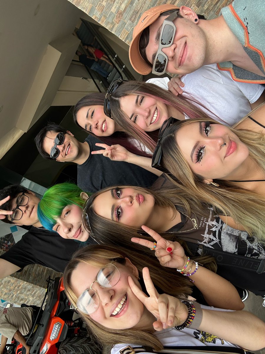 amablitz's tweet photo. 1,2,3 streamers 😝✨ https://t.co/pateEdg7q8