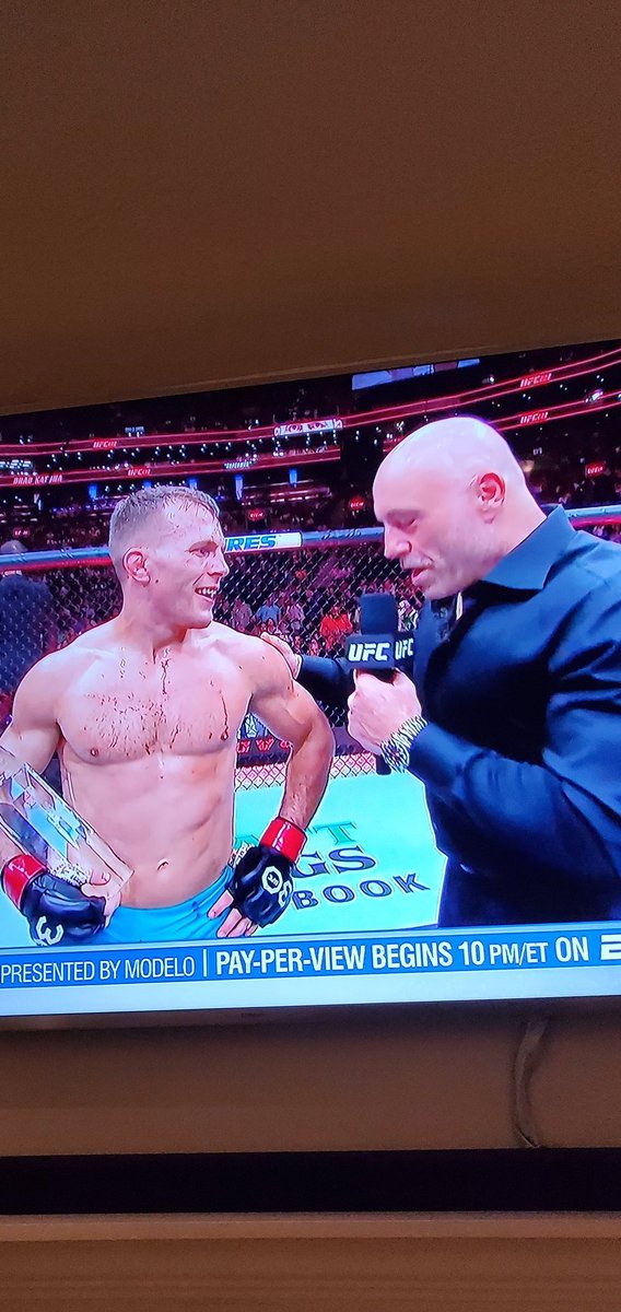 MericanOpinion's tweet image. Most of the blood on his chest ain't his lol.... what a damn fight! #UFC292 #mma #greatfights