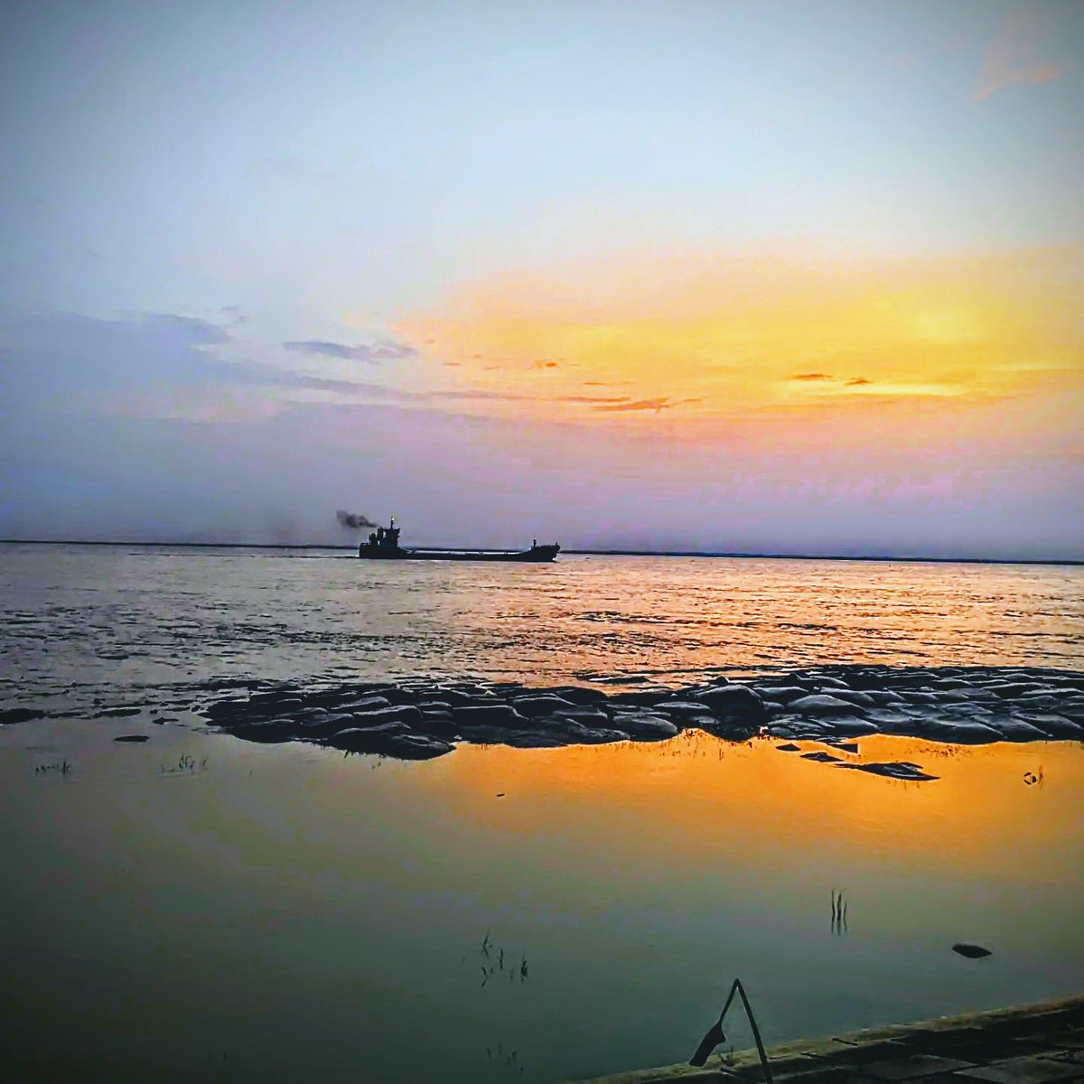 A good day starts with a beautiful light and the day starts with black, the day considered more valuable than the night because of only our stupid judgement. 
#sumshine #beautifulriver #ship