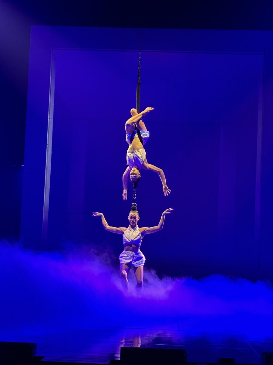 Had the most amazing time at #ECHOCirque tonight! Thank you and congrats <a href="/Cirque/">Cirque du Soleil</a> on an awesome show 🔥