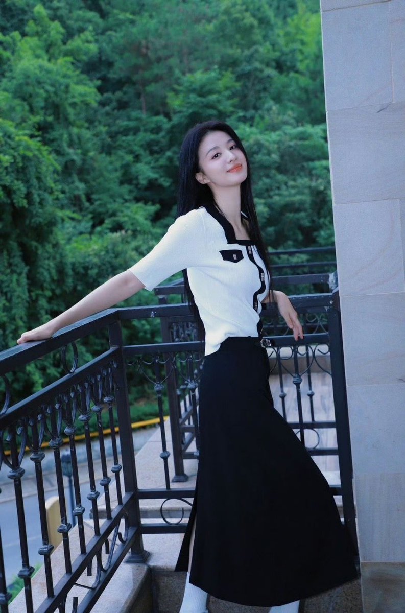 jeanaalice_chu's tweet photo. It's a smile, a kiss, It's summer 💚
#WangChuran #王楚然 #chineseactor #chineseactress #photoshoot #beauty
#model #chinese #cdrama #HaveaCrushonYou #thelongestpromise #royalfeast #challengesatmidlife #fireworksofmyheart https://t.co/4O67lzhUdk