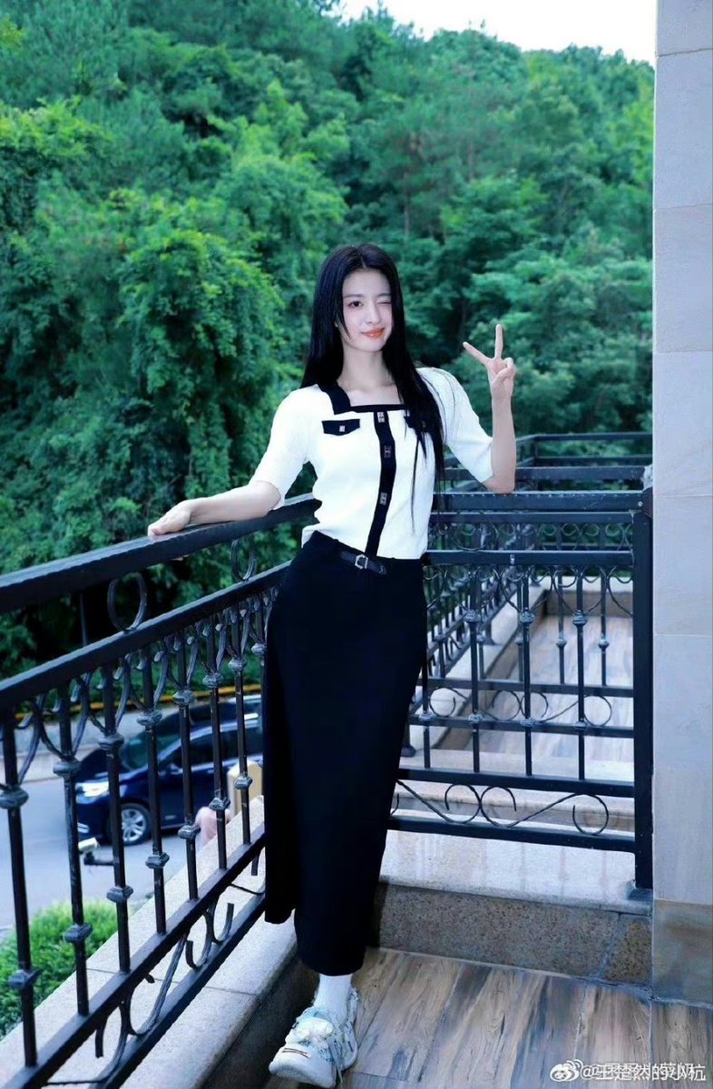 jeanaalice_chu's tweet photo. It's a smile, a kiss, It's summer 💚
#WangChuran #王楚然 #chineseactor #chineseactress #photoshoot #beauty
#model #chinese #cdrama #HaveaCrushonYou #thelongestpromise #royalfeast #challengesatmidlife #fireworksofmyheart https://t.co/4O67lzhUdk
