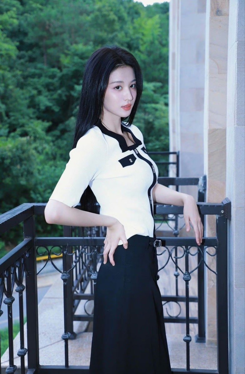 jeanaalice_chu's tweet photo. It's a smile, a kiss, It's summer 💚
#WangChuran #王楚然 #chineseactor #chineseactress #photoshoot #beauty
#model #chinese #cdrama #HaveaCrushonYou #thelongestpromise #royalfeast #challengesatmidlife #fireworksofmyheart https://t.co/4O67lzhUdk