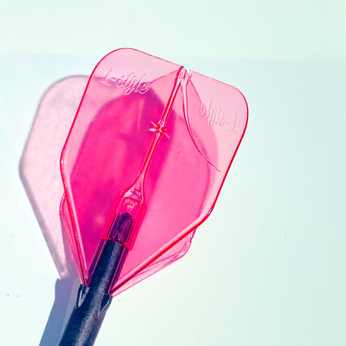 Luca_Darts's tweet photo. テスト中のファントムシェイプがついに1枚だけ割れてしまいましたが、他の2枚はまだまだ健在✨ピンクめちゃくちゃ気に入っていたのでマゼンタカラーが出たら欲しい〜🥹

#Lstyle #FANTOM #ダーツ https://t.co/j7vhxC2Ge8