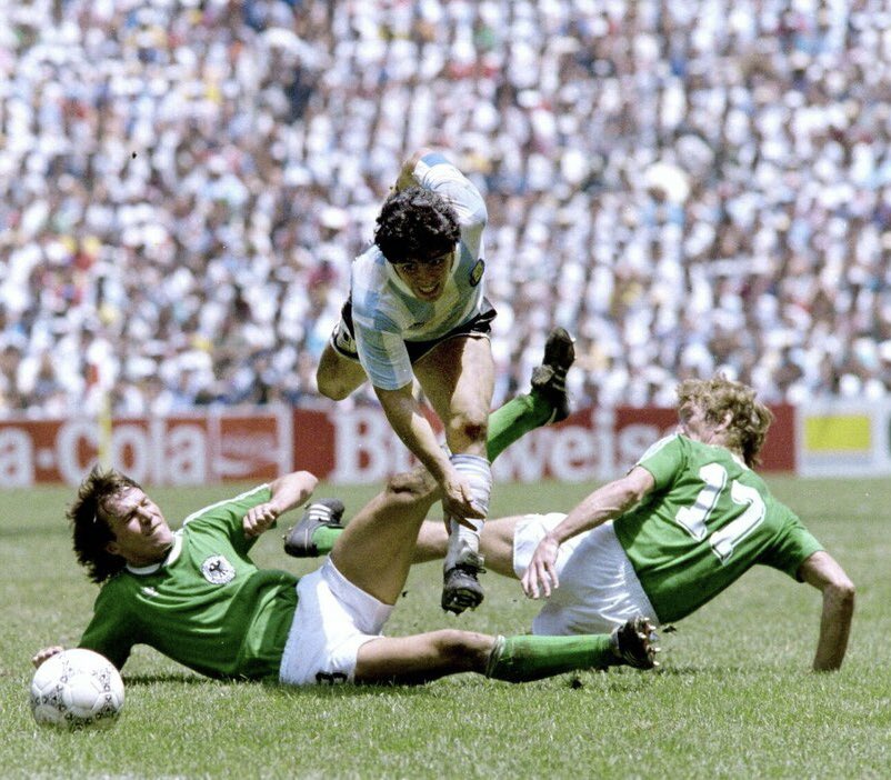 ViejaGuardiaEA's tweet photo. 📸 Hoy en el Día Mundial de la Fotografía queremos hacer un compilado de las mejores fotos futboleras de todos los tiempos.

🤩 Empezamos nosotros con esta.

⬇️ Queremos ver las suyas. https://t.co/1PdMdBuSY4